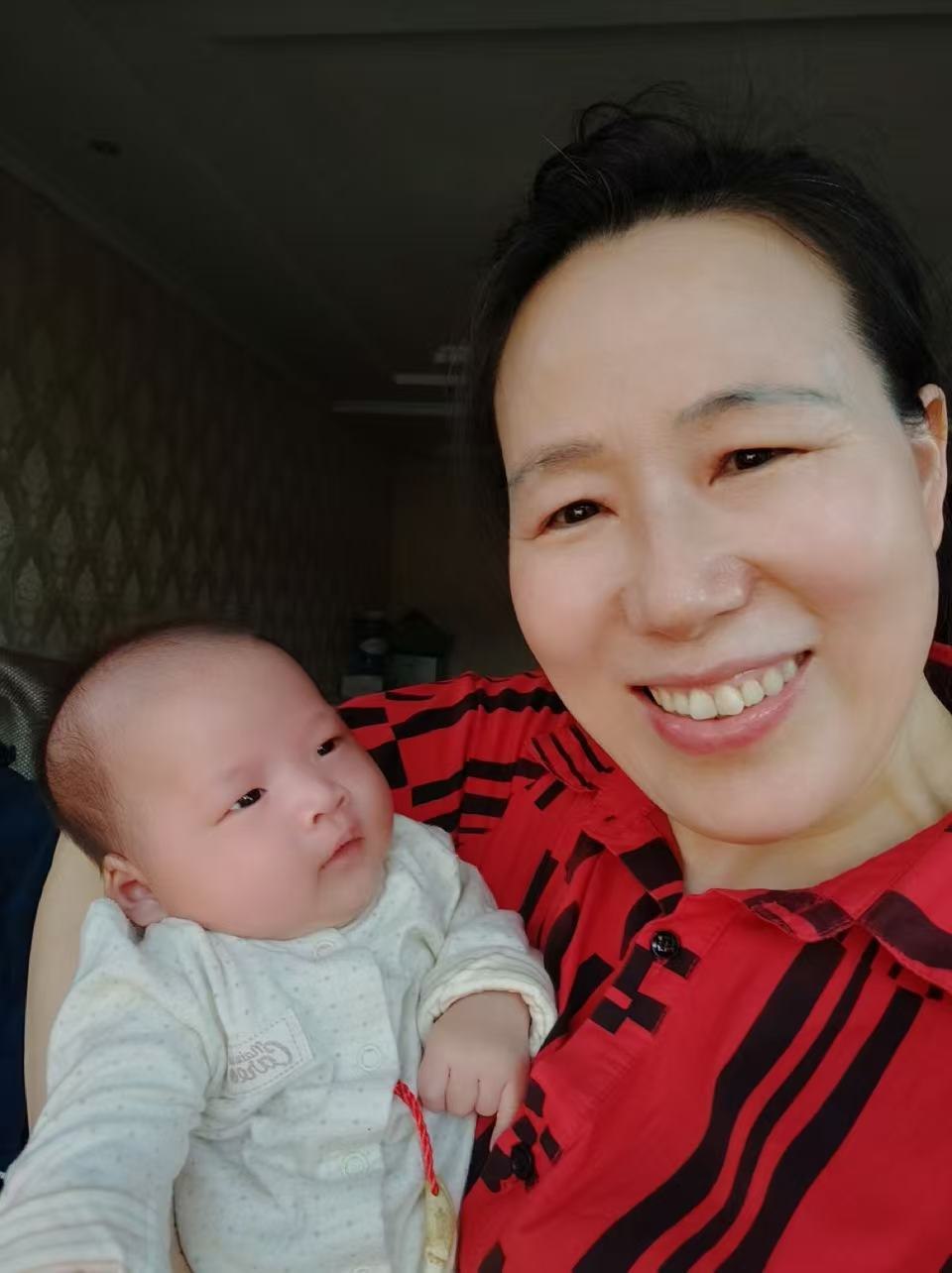 抱着晒太阳