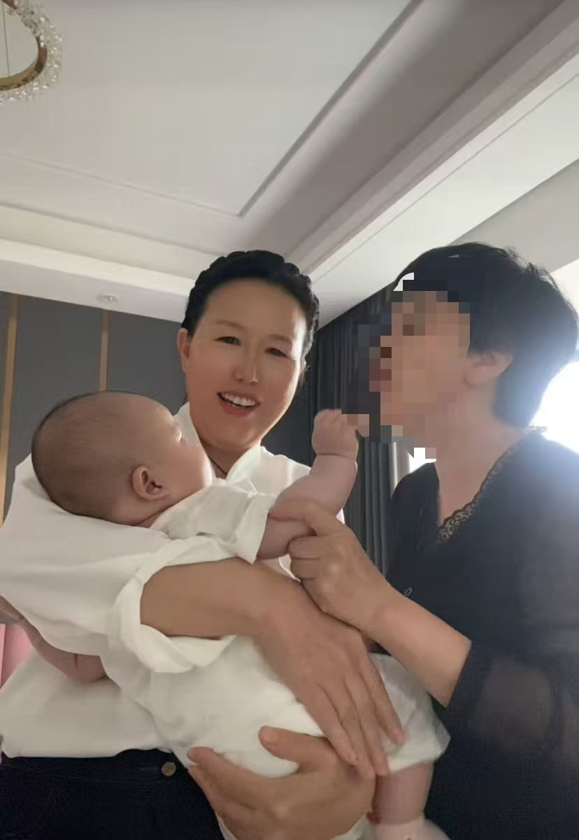 与家人合影