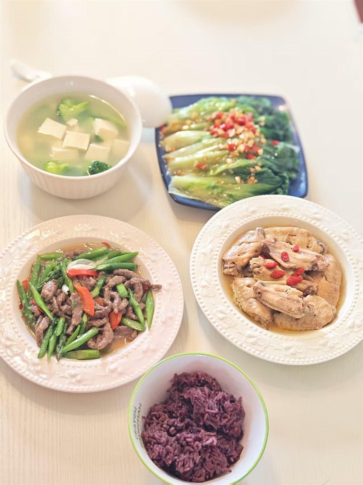 豆腐西兰花汤 · 红烧鸡翅