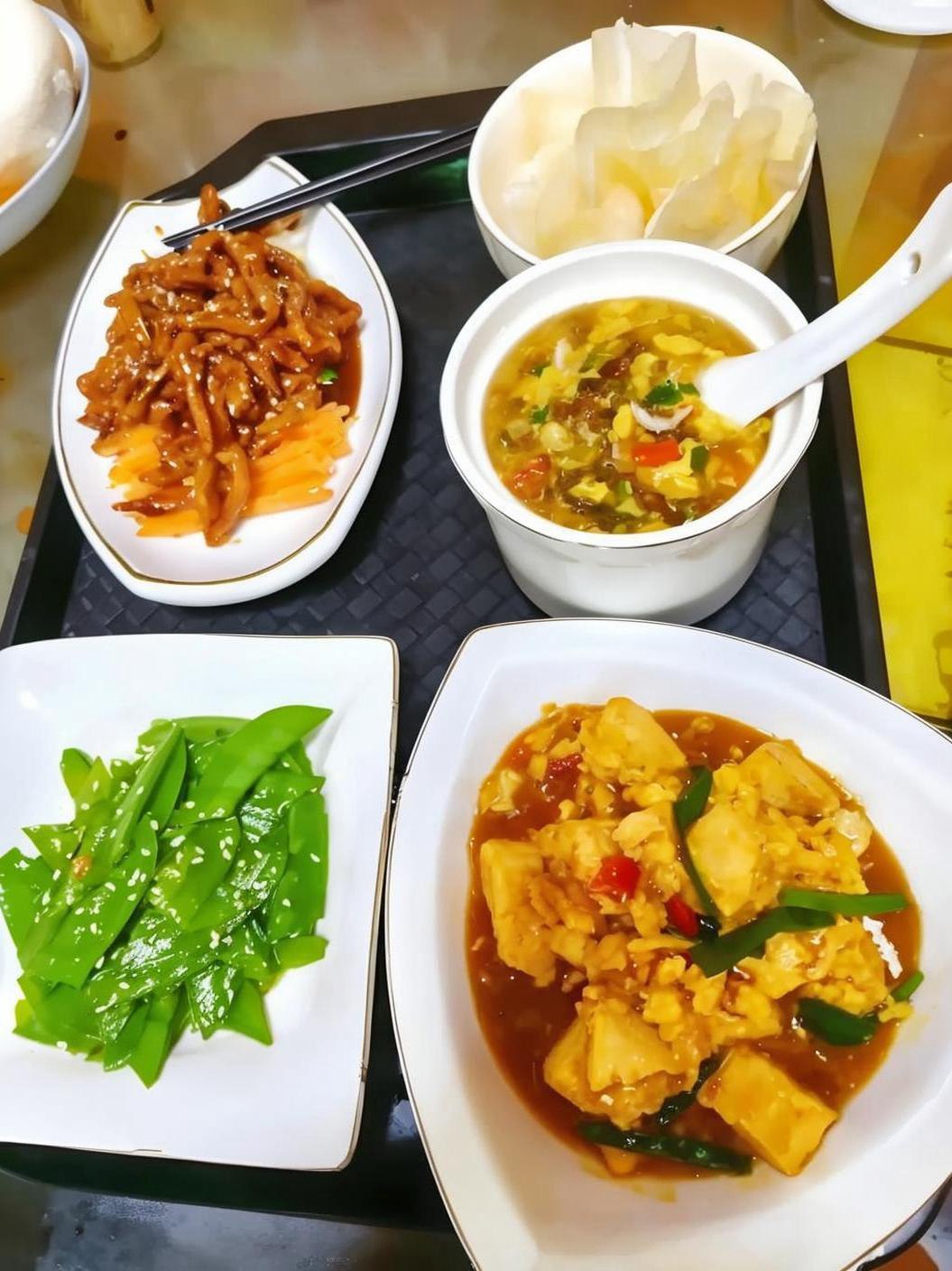 酱肉丝 · 蛋花汤 · 番茄烧豆腐