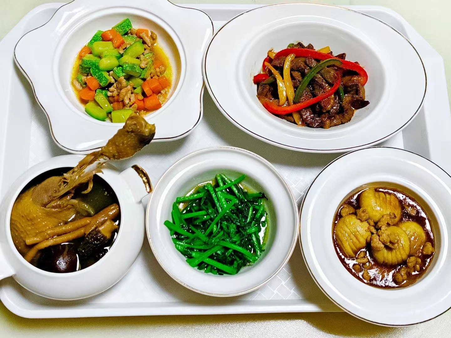 整鸡香菇汤 · 红烧鲍鱼 · 青椒牛肉